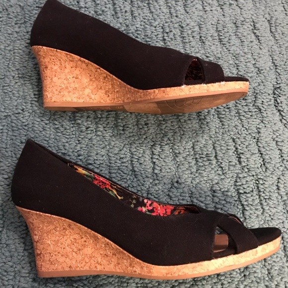Black open toed wedge heels with floral lining. Size 9 - Picture 2 of 3